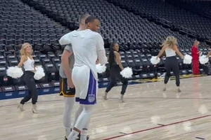 重回丹佛&对阵老东家！威少赛前训练和布劳恩拥抱寒暄